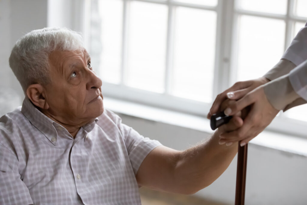 personne âgée en perte d'autonomie aidée par un personnel soignant